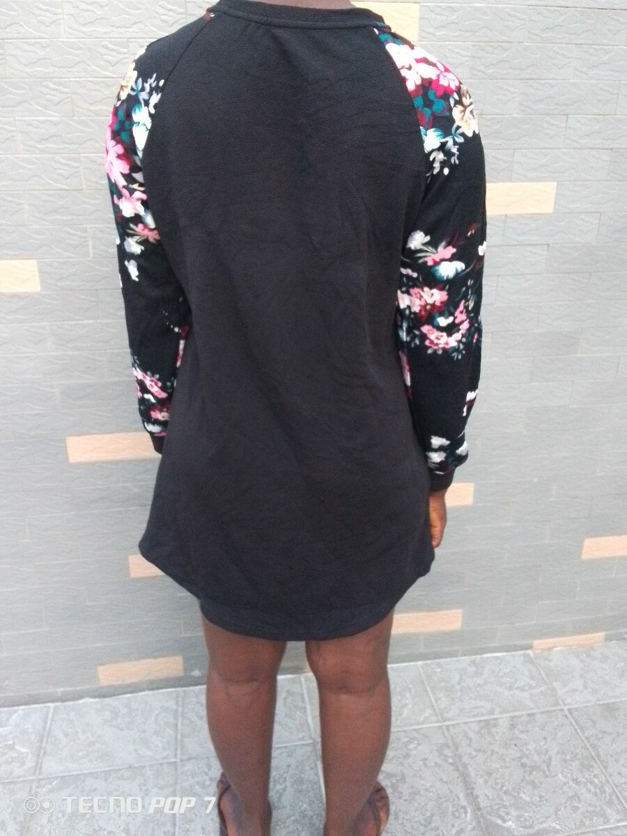 Robe pull à manches fleuries