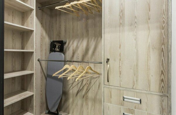 Lot de 5 cintres en bois neufs