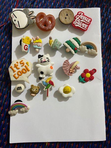 Pins colorés en résine