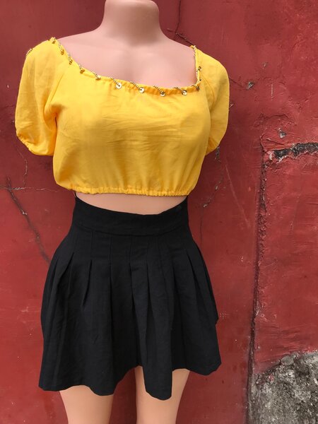 Ensemble top jaune et jupe noire