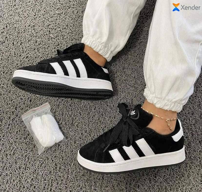 Baskets noires et blanches