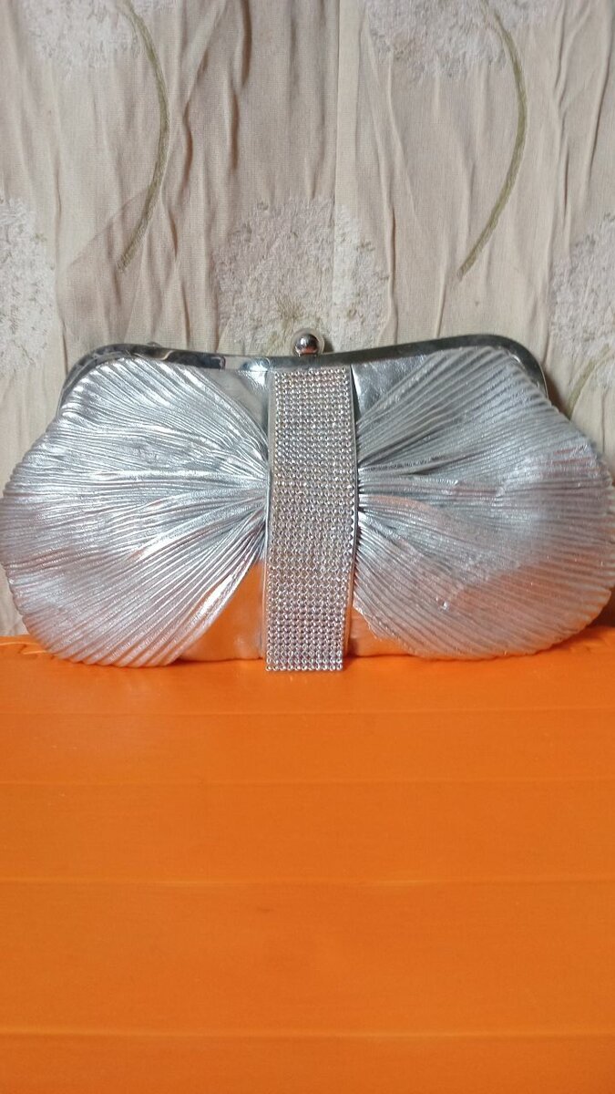 Pochette argentée élégante