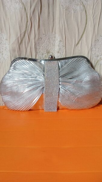 Pochette argentée élégante