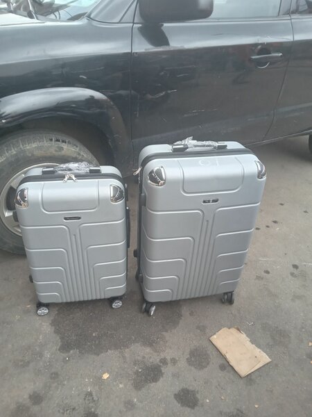 Valise grise de voyage