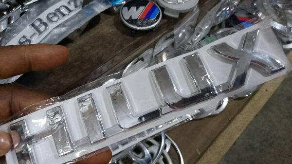 Insigne chrome Hilux voiture