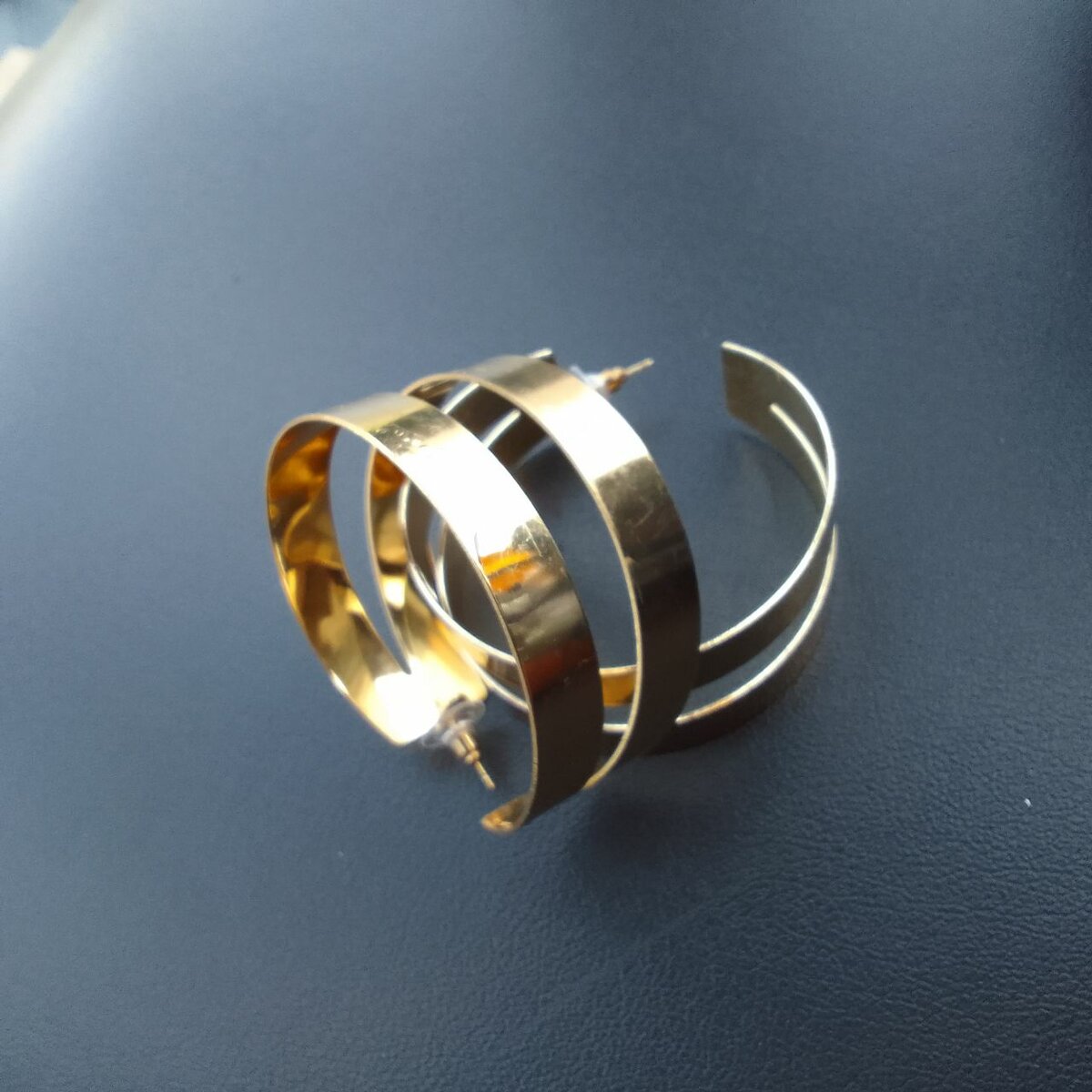 Boucles d'oreilles dorées élégantes