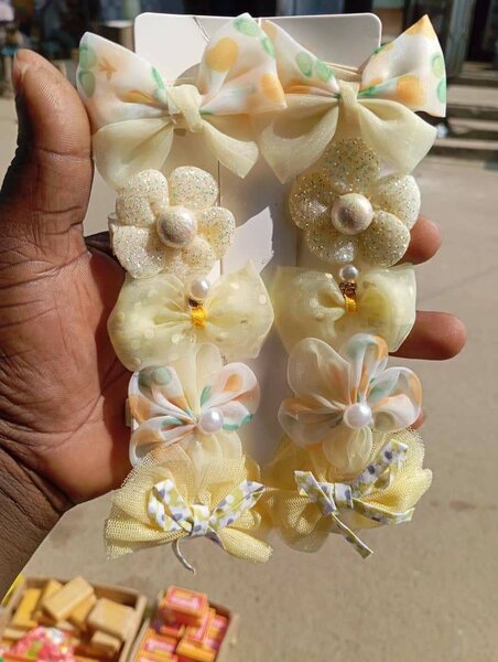 Pinces à cheveux fleurines jaunes