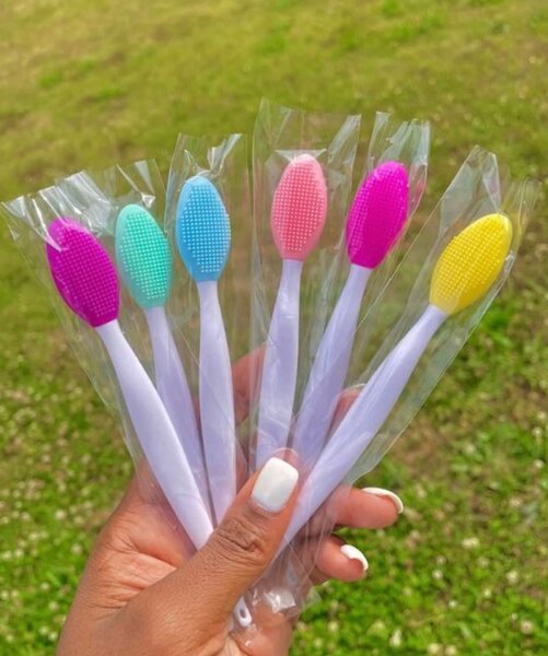 Lip brush