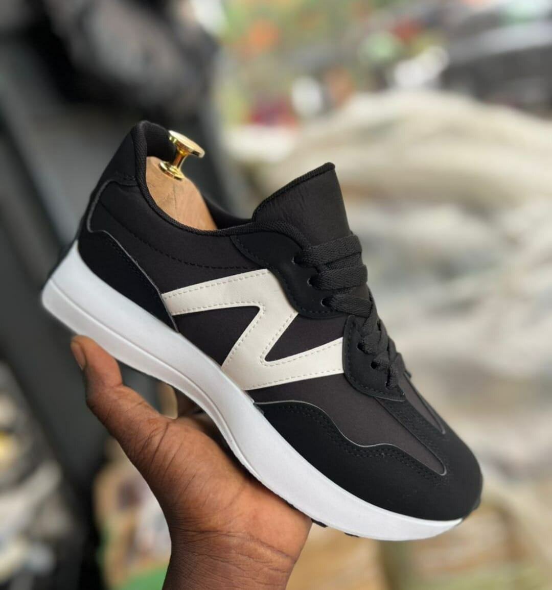 Sneakers élégantes noires et blanches
