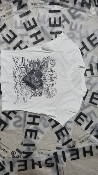 T-shirt cœur ailé graphique