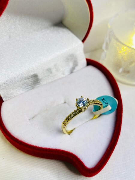 Bague de fiançailles et de promesses.