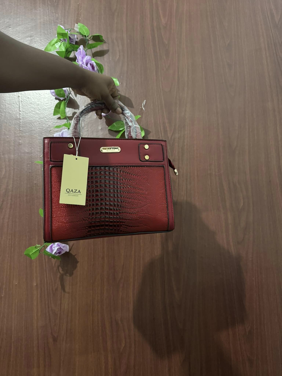 sac spacieux avec quincaillerie dorée rouge qaza