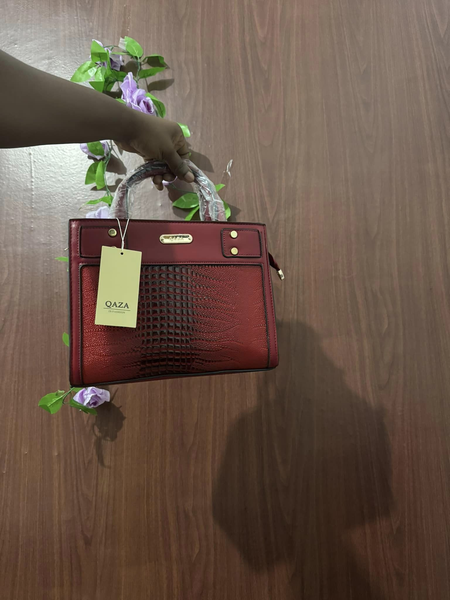 sac spacieux avec quincaillerie dorée rouge qaza