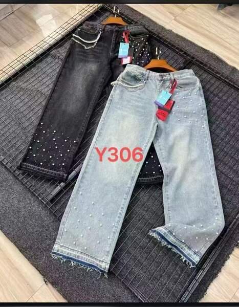 Jeans larges avec garnitures originales