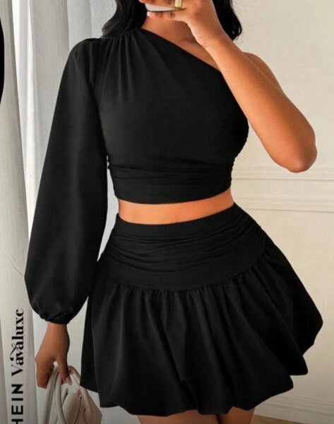 Robe Noire Asymétrique Élégante