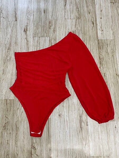 Body asymétrique rouge élégant