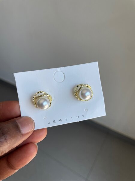 Pearl earring
