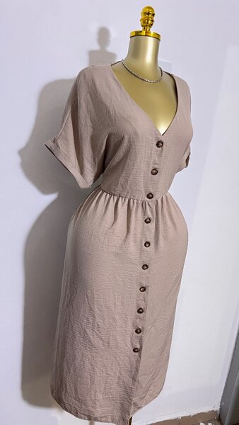Robe beige élégante boutonnée