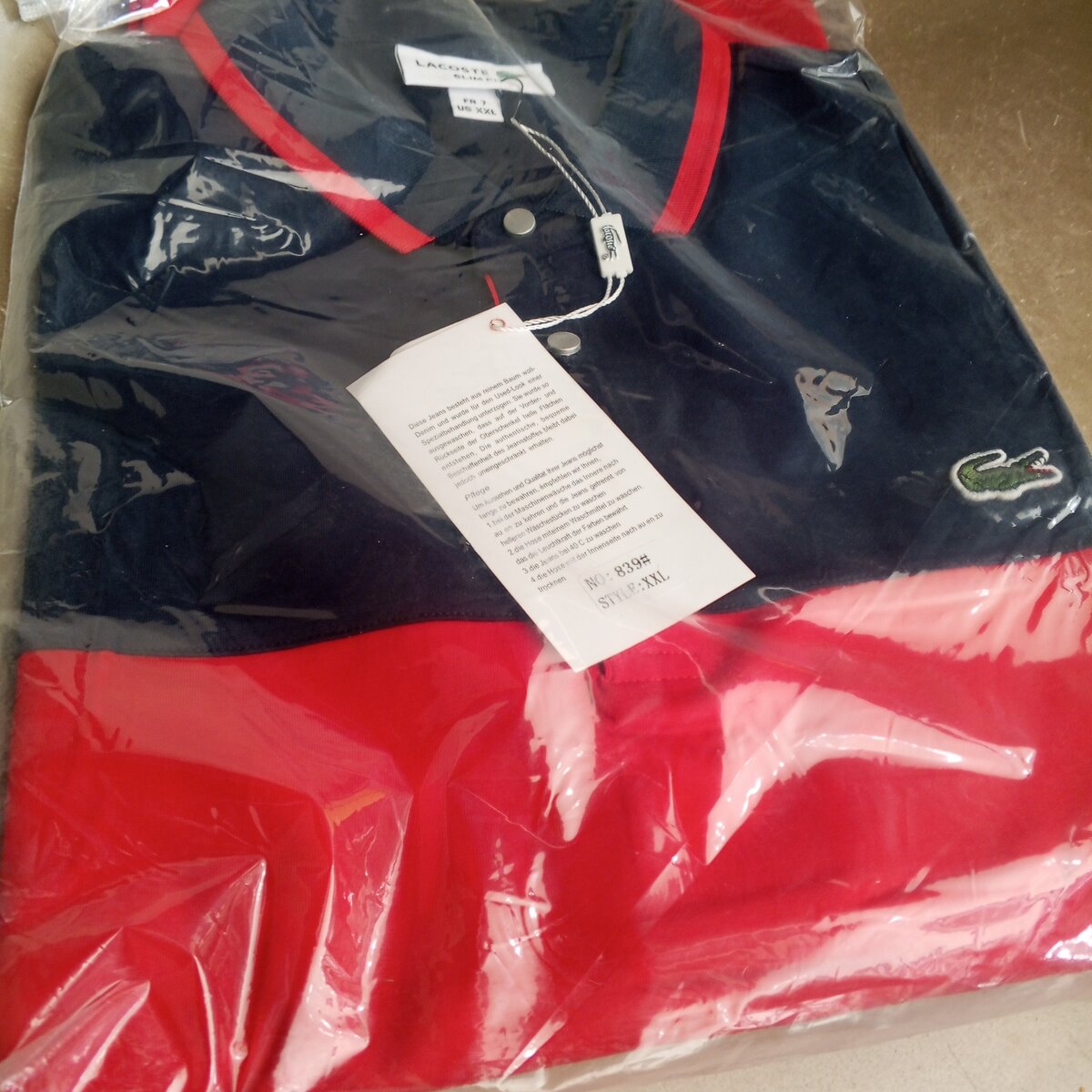 Polo bleu et rouge, homme