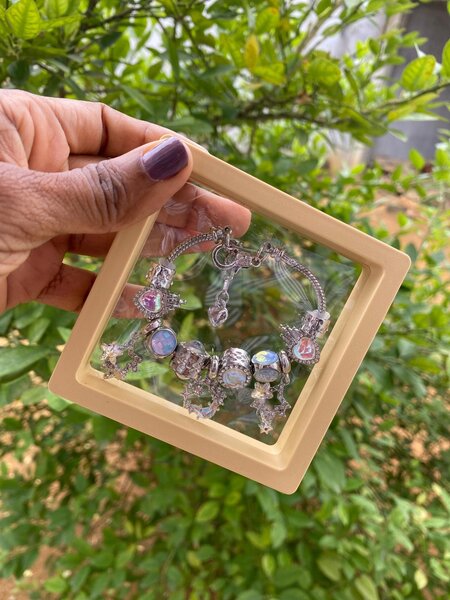 Bracelet en argent avec breloques
