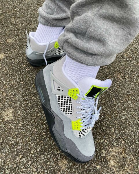 AIR JORDAN 4