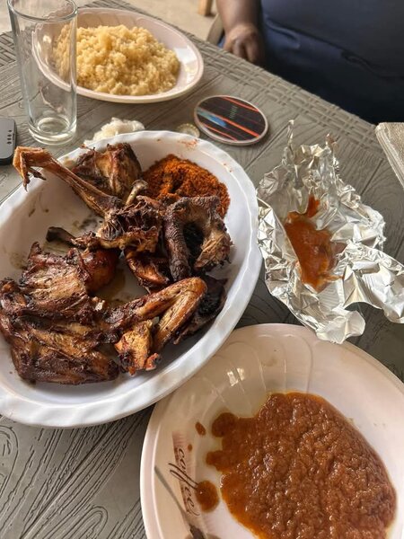 Poulet flambé avec attiéké