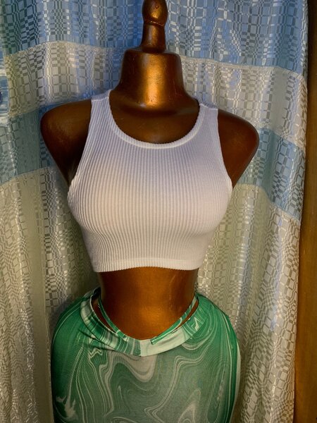 Top court en maille blanche