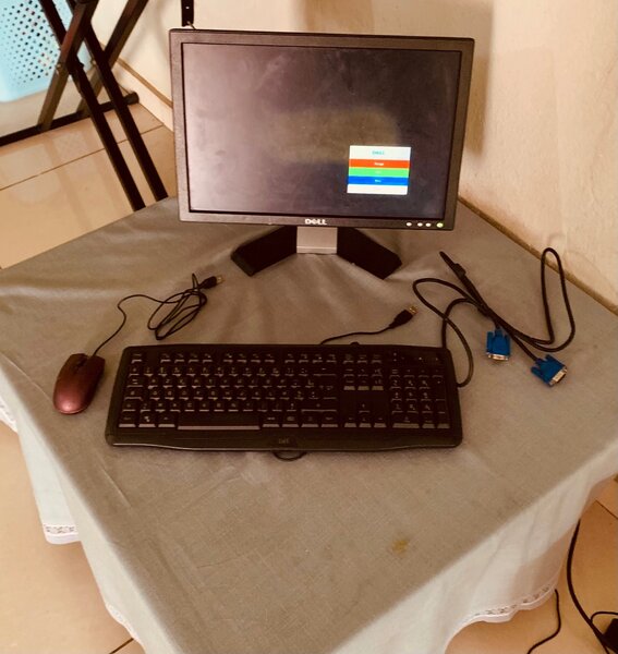 Moniteur Dell avec clavier et souris