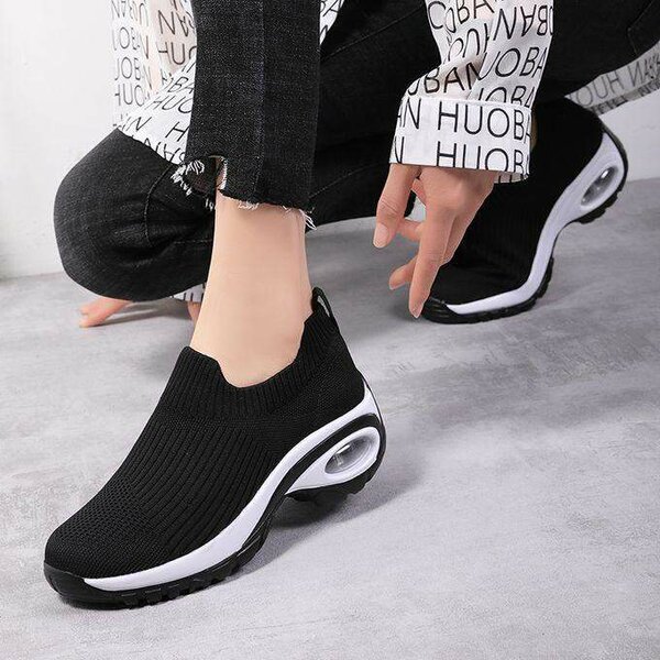 Easy wear sneakers