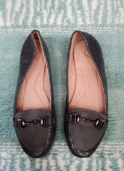Adult's shoes 