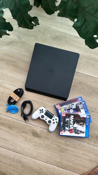 PS4 slim quasi neuf