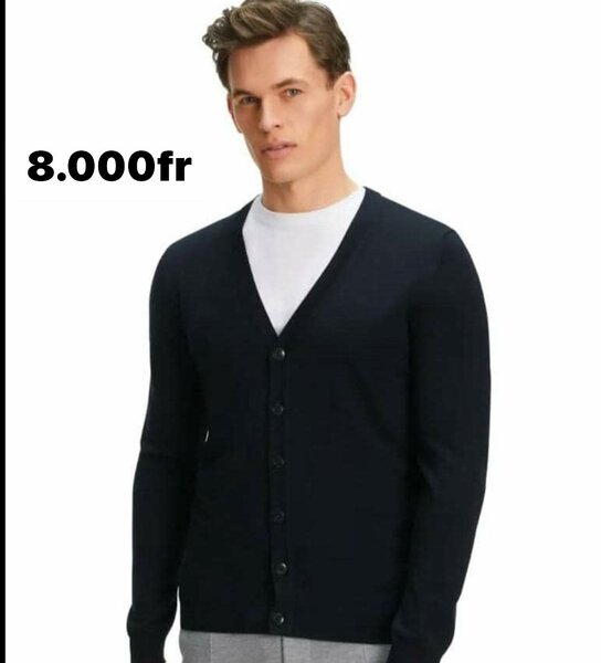 Des pulls cardigan, noire