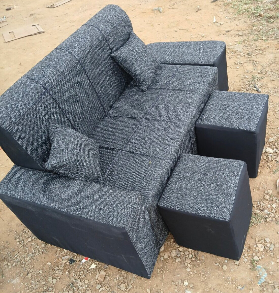 Canapé moderne avec poufs
