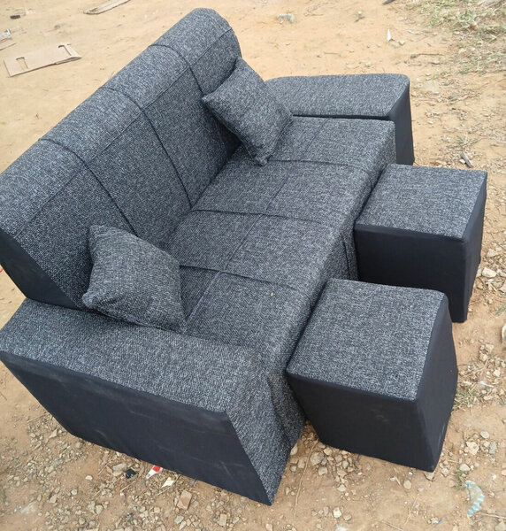 Canapé moderne avec poufs