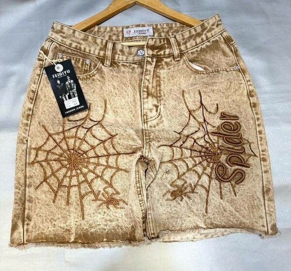 Short en jean avec motif araignée
