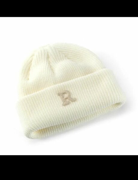 Bonnet en tricot avec lettre