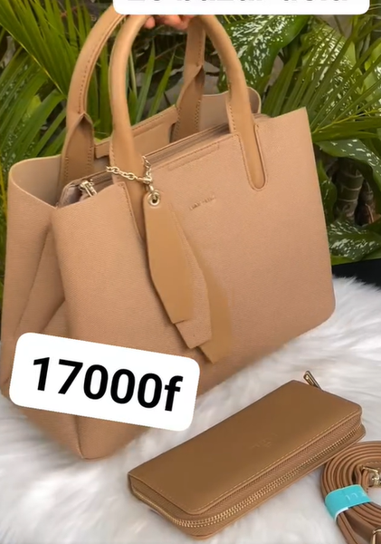 Sac en cuir marron avec deux anses et portefeuille