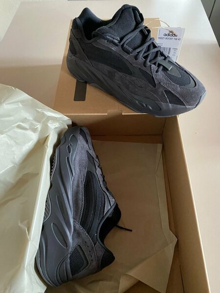 YEEZY SNEAKERS