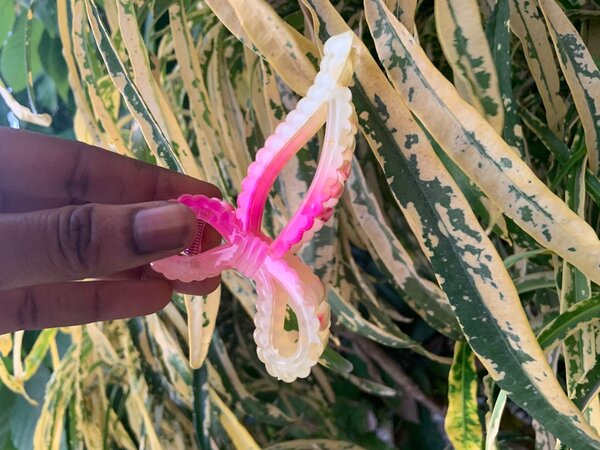 Wide bow claw clips