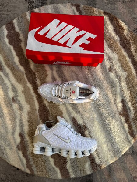 PAIRE DE NIKE NEW MODELS RARE