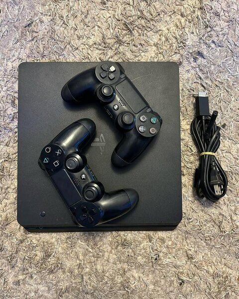 PS4 Slim Edition