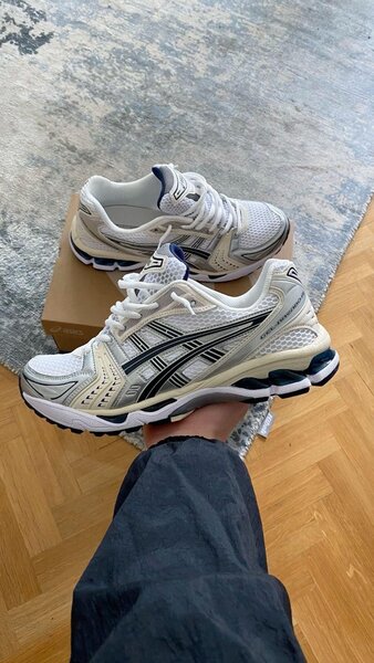 Chaussures de course blanches ASICS