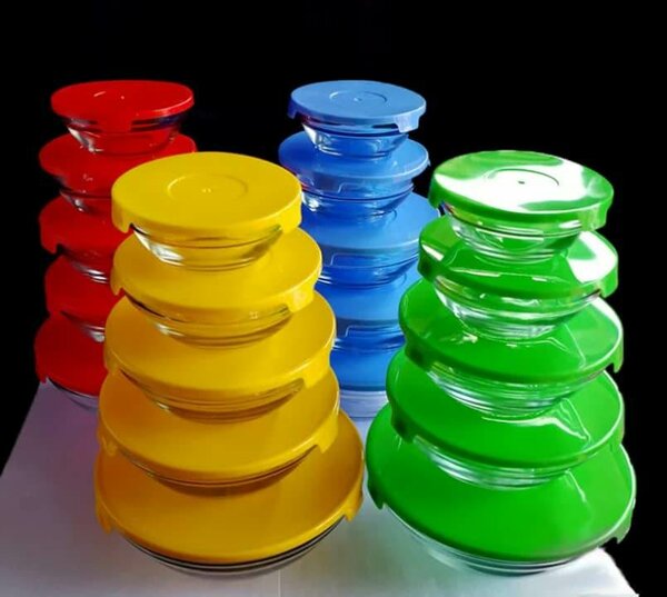 Ensemble de bols en verre colorés