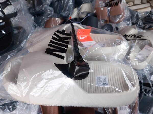 Nike Calm slides