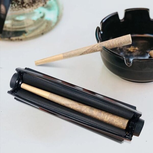 Tobacco rolling machine