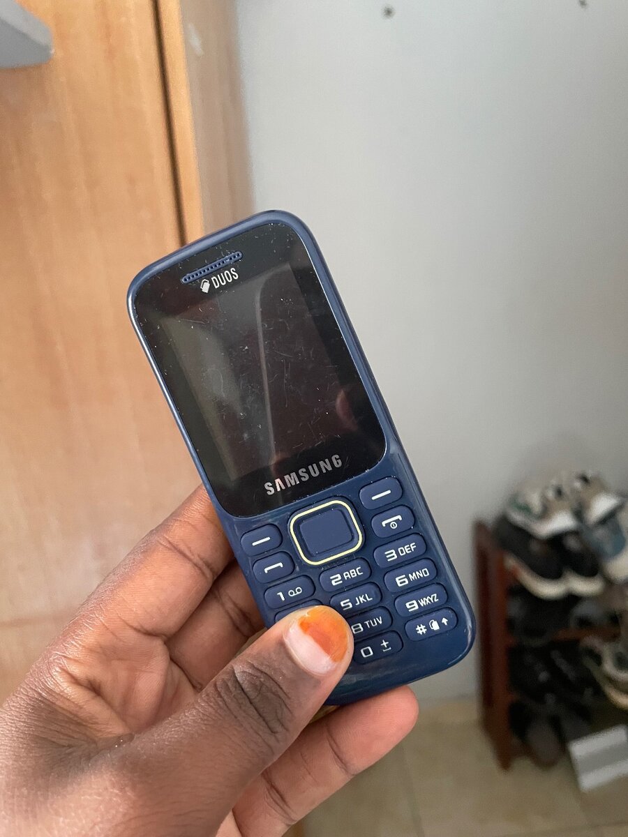 Téléphone Samsung avec chargeu