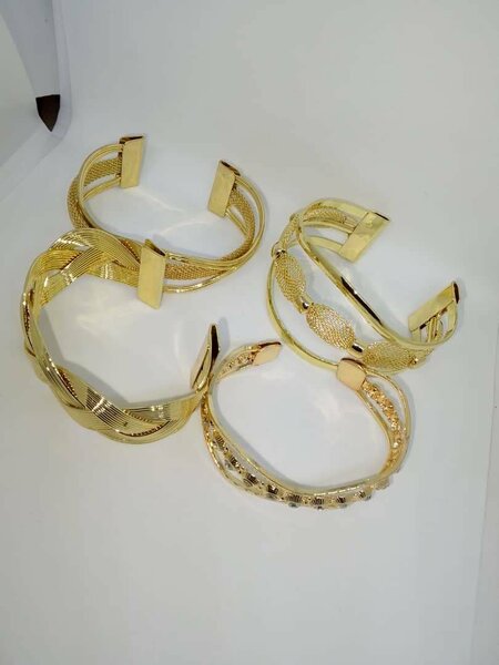 Bracelets dorés élégants
