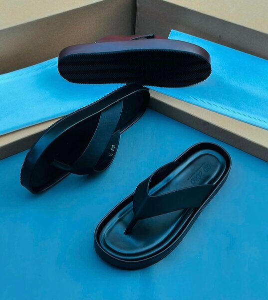 Tongs élégantes en cuir noir