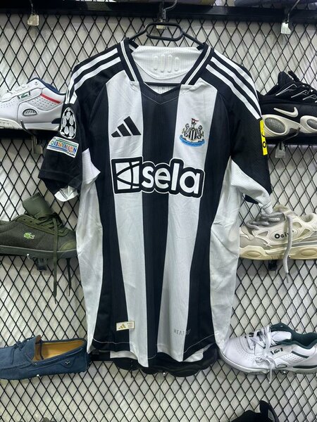 Maillot de football rayé noir et blanc
