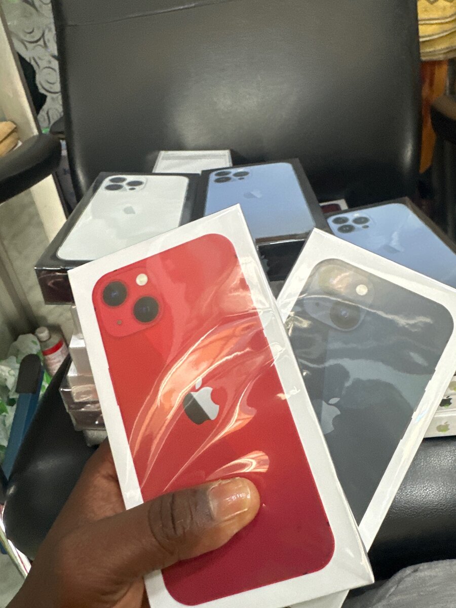 iPhone 13 simple casi neuf avec carton disponible